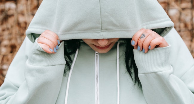 This Is A Step-By-Step Tutorial For How To Wear A Hoodie That Is Gray For Women:
