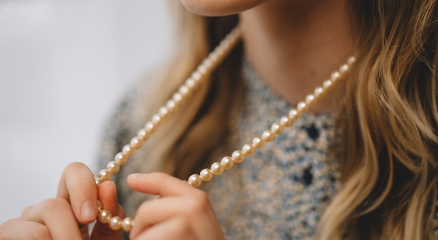 How To Wear A Long Pearl Necklace?