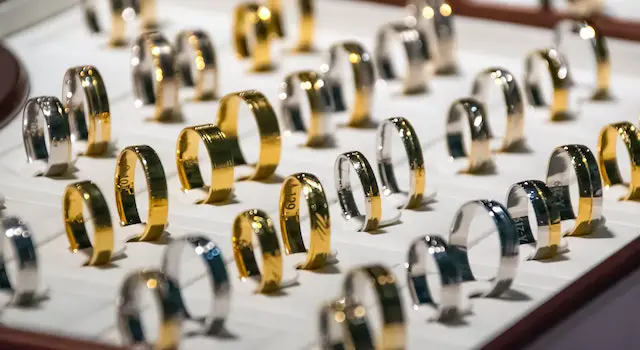 Should You Choose A Silver Or Gold Ring?